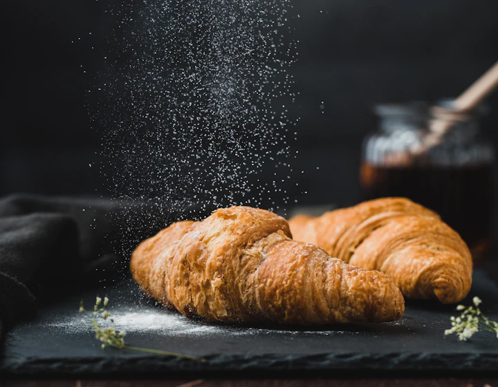 Croissant dourado e folhado acabado de fazer
