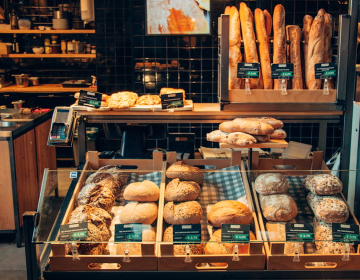 Vitrine de pastelaria com pães e doces frescos