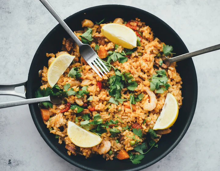 Prato do dia com arroz temperado, legumes e limão