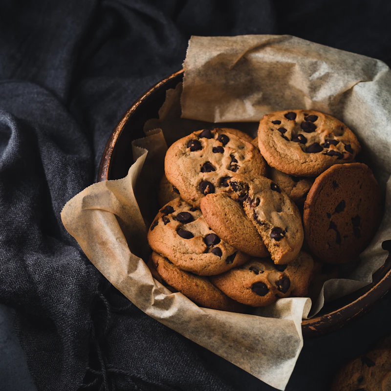 Bolachas de chocolate artesanais numa cesta