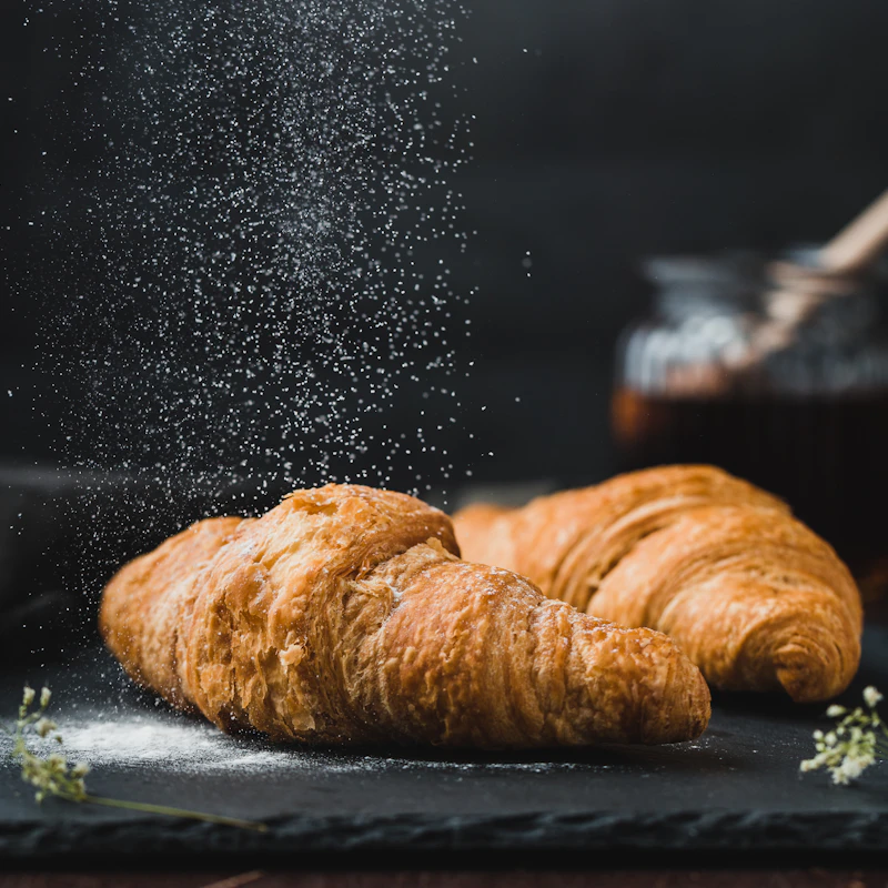 Croissant dourado acabado de sair do forno