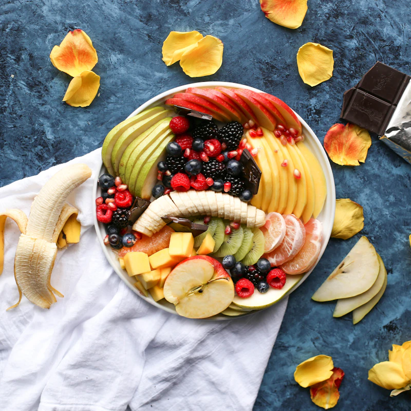 Taça de fruta fresca com manga, banana, morangos e mirtilos
