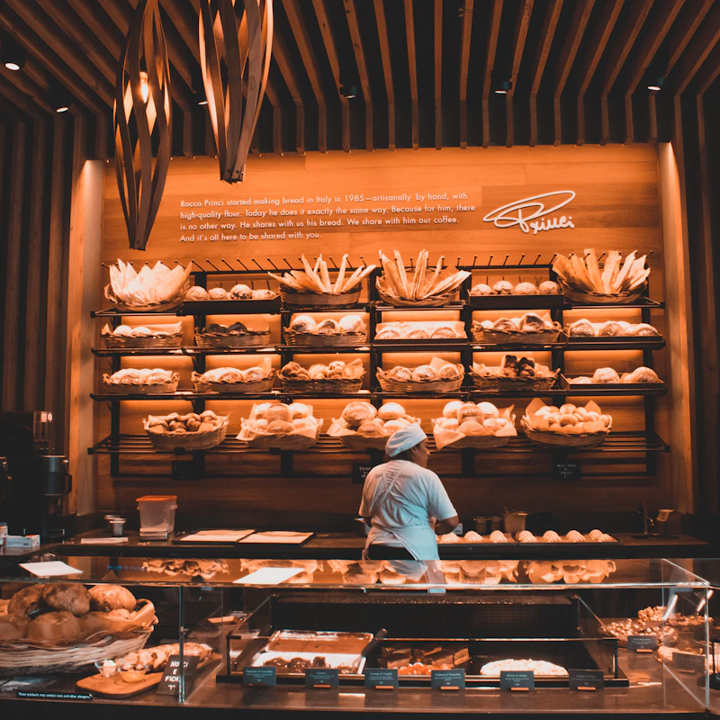 Balcão de pastelaria com pães e doces frescos