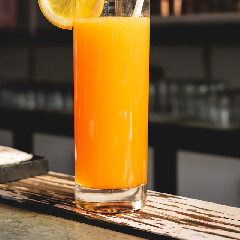Copo de sumo de laranja natural com rodela de laranja