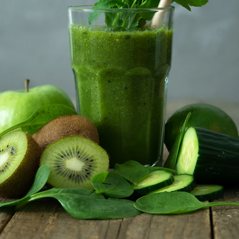 Batido verde cremoso com maçã, kiwi e hortelã